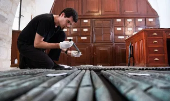 David Catalunya sostiene una de las piezas del órgano 