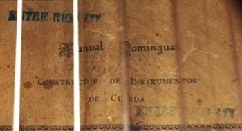 Etiqueta de Domínguez Cambra, na bonaerense Avenida Entre Ríos, 177.