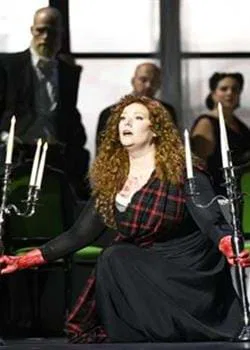 Jessica Pratt como Lucia en ABAO