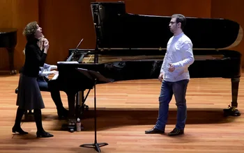 Juliane Banse con el alumno Gabriel Alonso, durante una lección magistral.