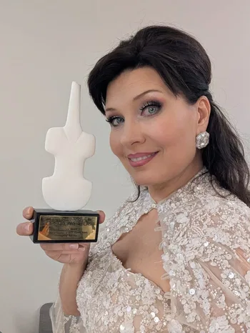 Marina Rebeka con su estatuilla del Opera Award