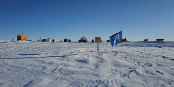 Bandera de la UE en el campamento Little Dome C Beyond EPICA