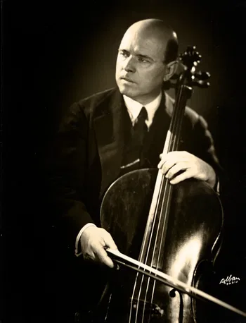 Pau Casals tocando el violonchelo, en París. Alban, 1935. 