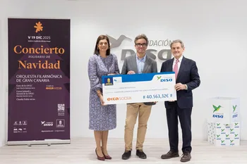 Sara Mateos, José Mª Segura y Pedro Justo en la entrega del cheque del Concierto Navidad OFGC