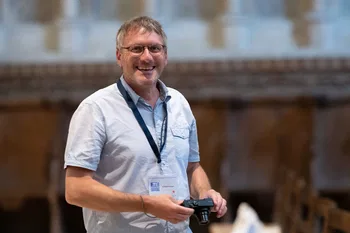 Michael Burger: Περιγράφω τον κύκλο της εικόνας καθώς η μεσαιωνική λογοτεχνία έγινε γυαλί