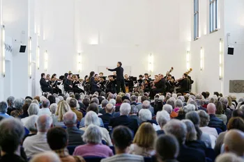 Leonard Elschenbroich dirigiendo la Deutsche Kammerakademie Neuss am Rhein © 2026 by Alexander Schneider 
