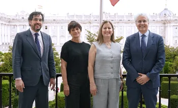 Borja Ezcurra, director general adjunto y director de Patrocinio del Teatro Real; Natalia Camacho, directora de Producción y Difusión Audiovisual del Teatro Real; Carmen Gloria Larenas, directora general del Teatro Municipal de Santiago, e Ignacio García-Belenguer, director general del Teatro Real