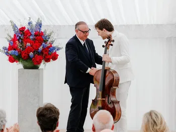 Ettore Pagano recibe el violonchelo Goffriller de Pau Casals