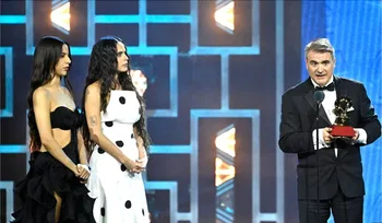 Serrallet recibiendo el Latin Grammy en Las Vegas