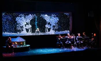 Escena de «El patito feo» en el Maestranza de Sevilla