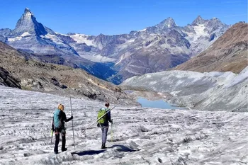 Los glaciologistas A. Linsbauer y M. Huss en el Claridenfirn © 2026 by Matthias Huss