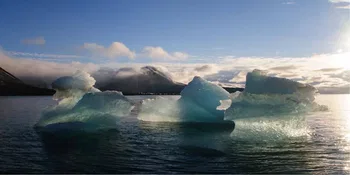 Un iceberg derritiéndose a la deriva en Kongsfjord, Svalbard. © 026 by Alfred-Wegener-Institut / René Bürg